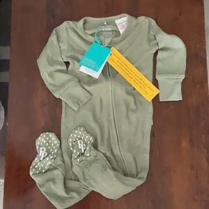NWT  posh peanut Olive Waffle Footie Zippered One Piece
12-18 months / Green